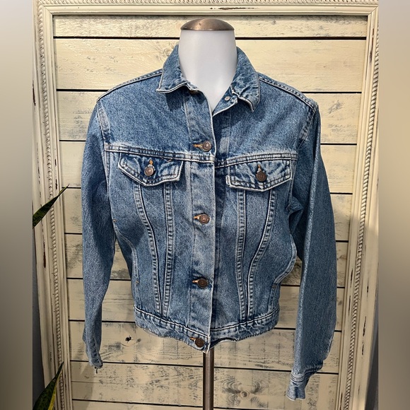Vintage Levi’s Classic Blue Denim Jacket Juniors Size XL (or Women’s Size Small)